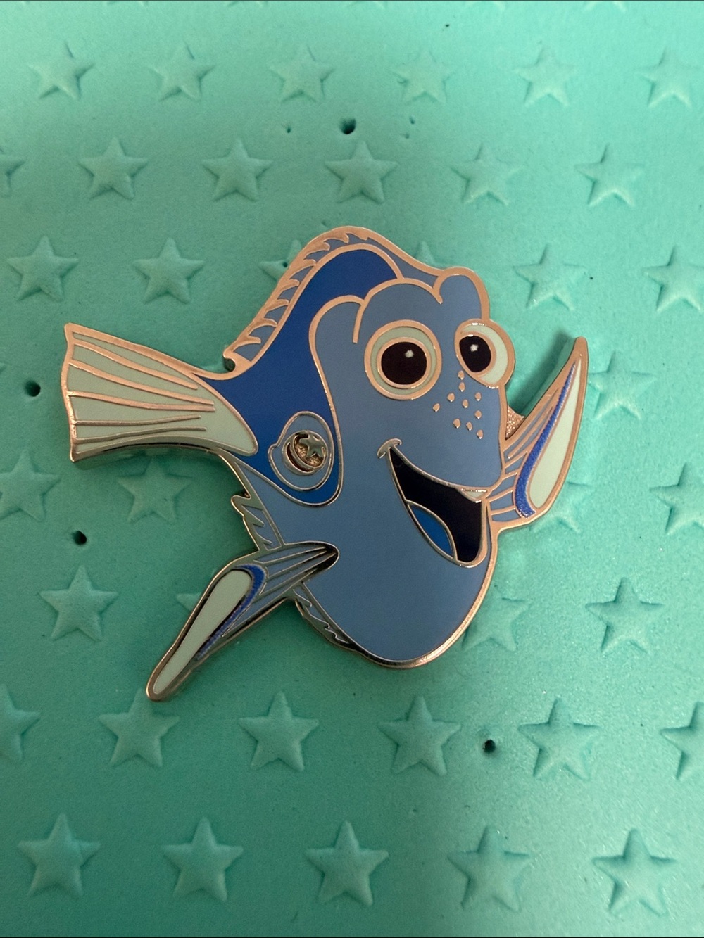 Walt Disney World - Wave A Hidden Mickey 2025 - Trading Pin - Dory
